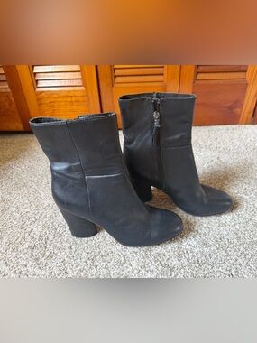 Saks Fifth Avenue Black leather ankle boots with block heel sz 8